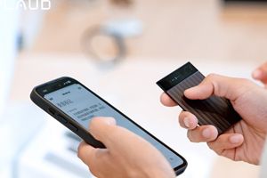 海外卖爆的 AI 卡片在中国发售，入口比模型本身更重要